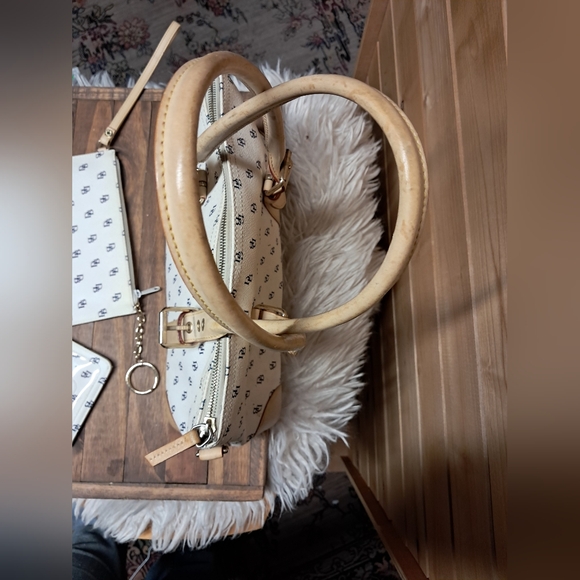 Vintage Dooney & Bourke Domed Satchel And Matching Accessories - Picture 6 of 10